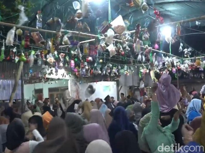 Tradisi berebut peralatan dapur, uang, buah-buahan dan makanan masih dilakukan masyarakat di sekitar Padepokan Kalimosodo Wali Song