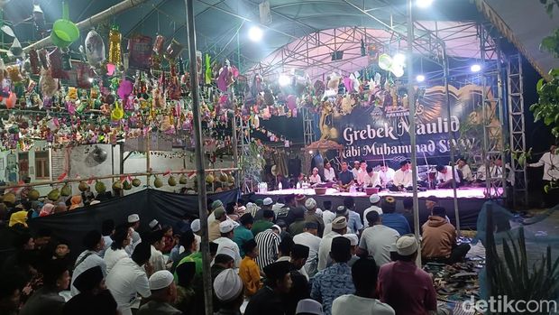Tradisi berebut peralatan dapur, uang, buah-buahan dan makanan masih dilakukan masyarakat di sekitar Padepokan Kalimosodo Wali Song