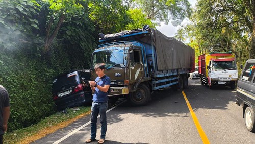 Truk Fuso menabrak mobil Toyota Alphard di Jalan Denpasar-Gilimanuk, Kecamatan Selemadeg Barat, Tabanan, Minggu (29/9/2024). (Istimewa/Satlantas Tabanan)