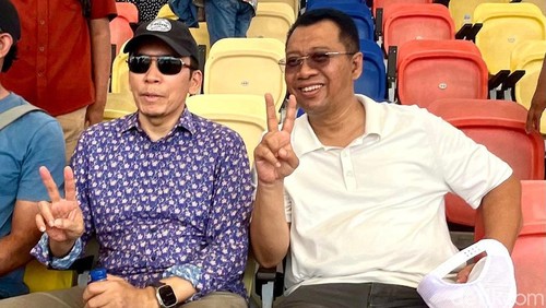 Tuan Guru Bajang (TGB) Zainul Majdi (kiri) bersama Cagub NTB Zulkieflimansyah menunjukkan pose dua jari saat menonton MotoGP di Sirkuit Mandalika, Minggu (29/9/2024). (Foto: Nathea Citra/detikBali)