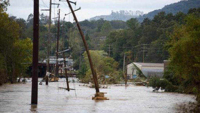 ASHEVILLE, NORTH CAROLINA - SEPTEMBER 28: Heavy rains from hurricane Helene caused record flooding and damage on September 28, 2024 in Asheville, North Carolina. Hurricane Helene made landfall in Floridas Big Bend on Thursday night with winds up to 140 mph and storm surges that killed at least 42 people in several states.   Melissa Sue Gerrits/Getty Images/AFP (Photo by Melissa Sue Gerrits / GETTY IMAGES NORTH AMERICA / Getty Images via AFP)