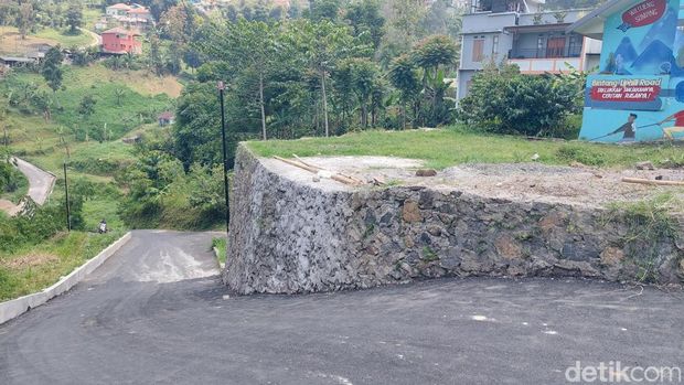 Warga Beraktivitas di Tanjakan Langit Lembang yang bentuknya sudah berubah
