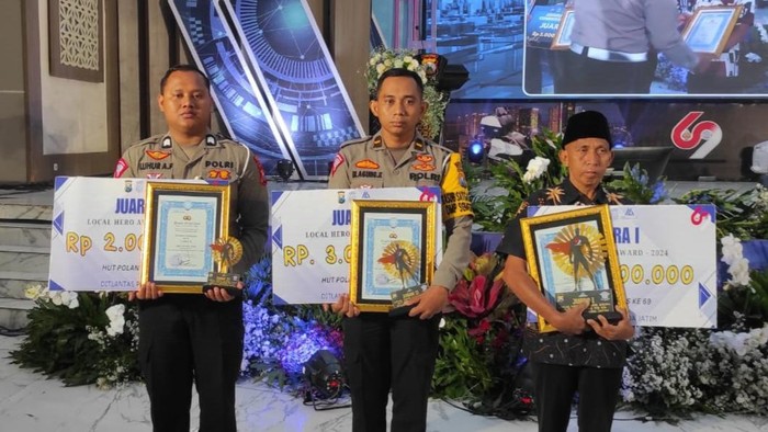 Warga Trenggalek Juara 1 Local Hero Award Ditlantas Polda Jatim