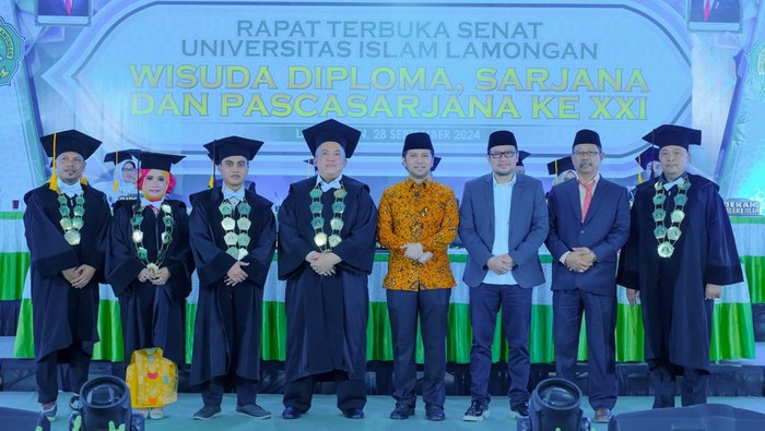 Wisuda XXI Unisla, Emil Dardak Ajak Lulusan Jadi Generasi Unggul dan Adaptif di Era AI