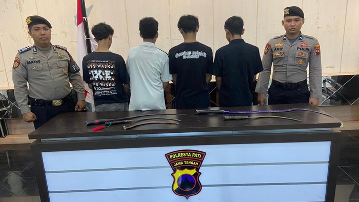 4 pemuda jadi tersangka usai konvoi membawa senjata tajam di jalanan Pati saat diamankan di Polresta Pati, Senin (30/9/2024).