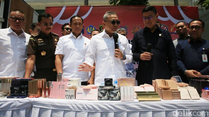 Menteri Perdagangan Zulkifli Hasan bersama Kepala Badan POM Taruna Ikrar meninjau barang bukti kosmetik impor ilegal sebelum konferensi pers di Kantor BPOM, Jakarta, Senin (30/9/2024).