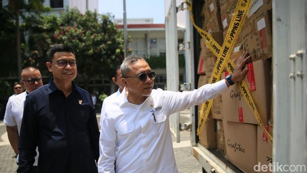 Menteri Perdagangan Zulkifli Hasan bersama Kepala Badan POM Taruna Ikrar meninjau barang bukti kosmetik impor ilegal sebelum konferensi pers di Kantor BPOM, Jakarta, Senin (30/9/2024).