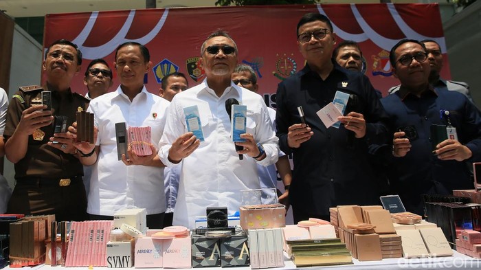 Menteri Perdagangan Zulkifli Hasan bersama Kepala Badan POM Taruna Ikrar meninjau barang bukti kosmetik impor ilegal sebelum konferensi pers di Kantor BPOM, Jakarta, Senin (30/9/2024).