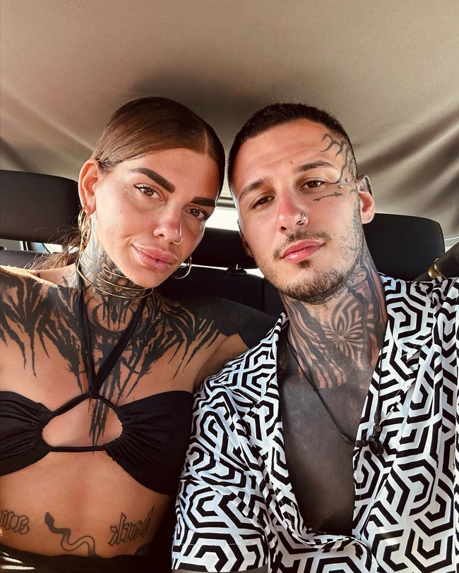 Alessia Castellani dan Daniel Iaconis adalah pasangan yang sama-sama berprofesi sebagai seniman tato. Hal tersebut terlihat dari penampilan keduanya yang hampir di semua bagian sama-sama penuh dengan gambar. Foto: Dok. Instagram @essia_e_basta8