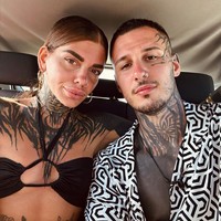 Alessia Castellani dan Daniel Iaconis adalah pasangan yang sama-sama berprofesi sebagai seniman tato. Hal tersebut terlihat dari penampilan keduanya yang hampir di semua bagian sama-sama penuh dengan gambar. Foto: Dok. Instagram @essia_e_basta8