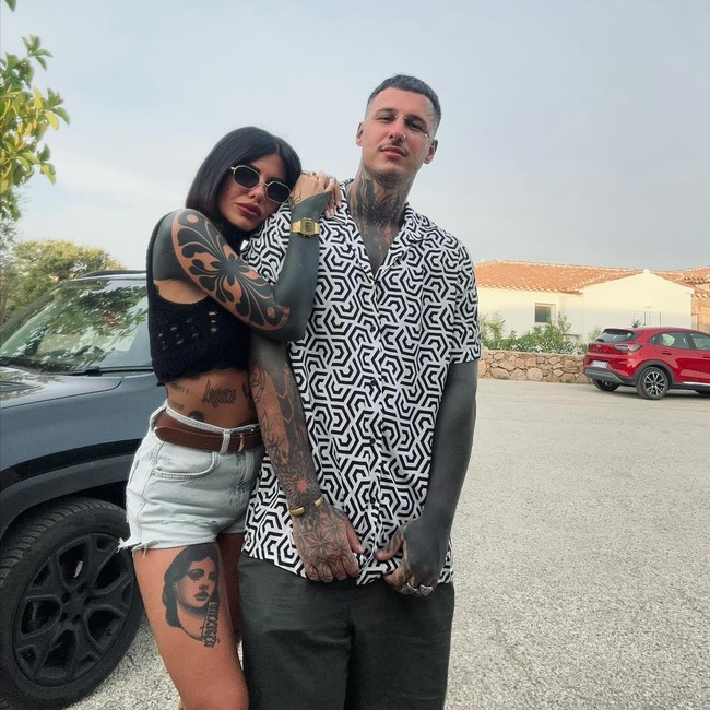 Pasangan tersebut bahkan sudah menawarkan biaya sewa yang cukup tinggi yakni € 750 atau Rp 12 jutaan per bulan. Tapi sayang, bukan info kontrakan yang mereka dapatkan tapi justru hujatan yang menganggap penampilan mereka seram hingga dikira pecandu. Foto: Dok. Instagram @essia_e_basta8