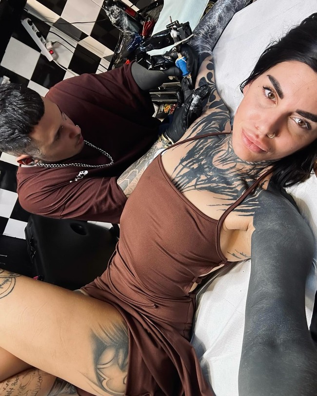 Mirisnya, ketika menemukan berbagai komentar jahat di kolom komentar, mereka mengaku sudah terbiasa. Alessia mengaku mendapatkan paling banyak ujaran kebencian.  “Setiap hari, kamu harus bergelut dengan orang-orang jahat yang menyinggung kami dengan kata-kata yang mengganggu, terutama aku, karena aku paling sensitif dengan kritikan kebencian,” kata Alessia kepada Whats The Jam. Foto: Dok. Instagram @essia_e_basta8