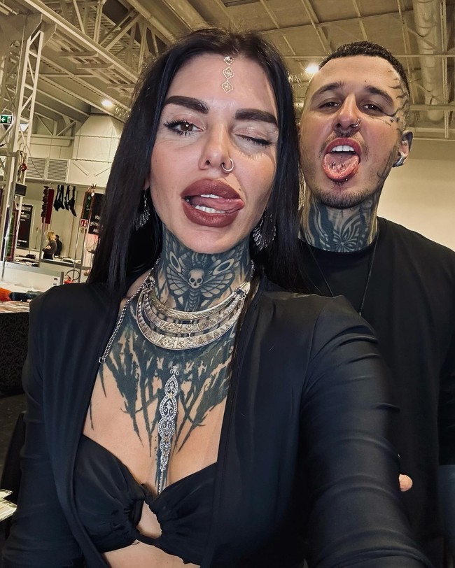 “Bagaimana kalian berekspektasi ada yang mau menyewakan properti jika kalian terlihat seperti itu?” “Ini menjijikkan, kalian berdua terlihat seperti kecanduan narkoba,” “Lebih baik aku membakar rumahku daripada menyewakannya kepada kalian,” tulis netizen. Foto: Dok. Instagram @essia_e_basta8