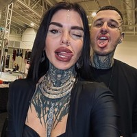 “Bagaimana kalian berekspektasi ada yang mau menyewakan properti jika kalian terlihat seperti itu?” “Ini menjijikkan, kalian berdua terlihat seperti kecanduan narkoba,” “Lebih baik aku membakar rumahku daripada menyewakannya kepada kalian,” tulis netizen. Foto: Dok. Instagram @essia_e_basta8