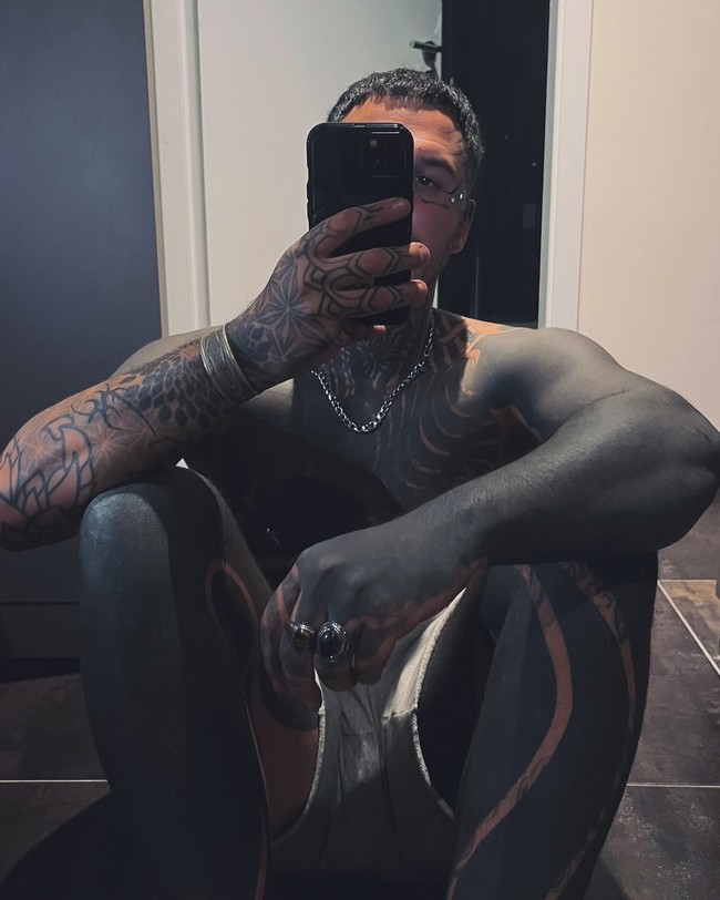 “Kesimpulan bahwa orang bertato adalah pecandu narkoba, kita tidak lagi tinggal di era 60a. Kita hidup di 2024 dan masih bergelut dengan tato daripada orang yang membenci sesama. Kalian adalah setan dalam masyarakat, bukan kami,” tambah Daniel. Foto: Dok. Instagram @essia_e_basta8