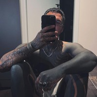 “Kesimpulan bahwa orang bertato adalah pecandu narkoba, kita tidak lagi tinggal di era 60a. Kita hidup di 2024 dan masih bergelut dengan tato daripada orang yang membenci sesama. Kalian adalah setan dalam masyarakat, bukan kami,” tambah Daniel. Foto: Dok. Instagram @essia_e_basta8