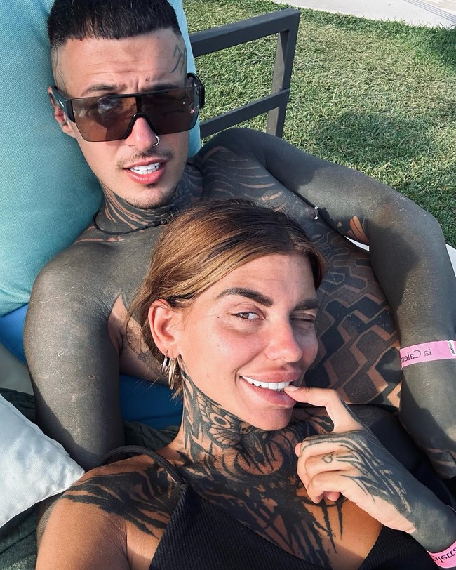 Punya latar belakang sebagai tatto artist, Alessia dan Daniel menemukan banyak kecocokan. Tapi sayangnya kesamaan tersebut juga membuat mereka jadi sasaran kebencian dan kesulitan untuk membaur dalam masyarakat. Foto: Dok. Instagram @essia_e_basta8