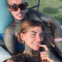 Punya latar belakang sebagai tatto artist, Alessia dan Daniel menemukan banyak kecocokan. Tapi sayangnya kesamaan tersebut juga membuat mereka jadi sasaran kebencian dan kesulitan untuk membaur dalam masyarakat. Foto: Dok. Instagram @essia_e_basta8