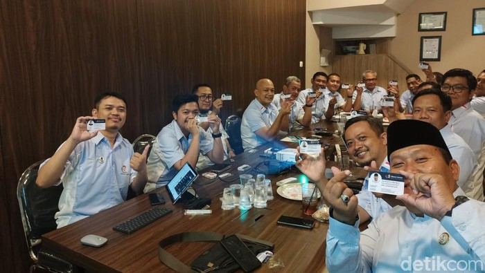 Anggota Gibran Center DPW Jawa Timur menunjukkan KTA saat peluncuran KTA digital di Surabaya.