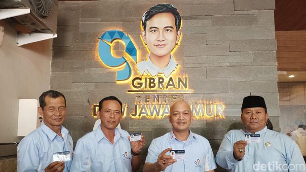 Anggota Gibran Center DPW Jawa Timur menunjukkan KTA saat peluncuran KTA digital di Surabaya.