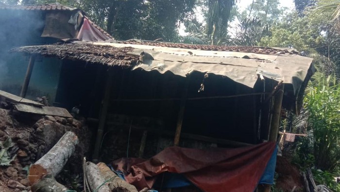 Angin kencang rusak rumah warga di Leuwiliang, Bogor