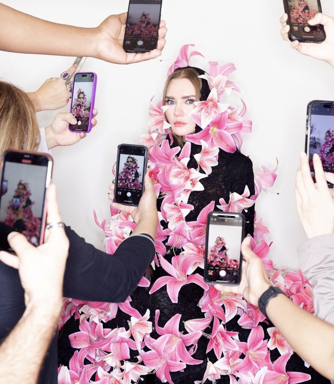 Wanita 33 tahun itu awalnya dikenal sebagai sosok yang menipu bank, hotel, dan sejumlah elite sosial di New York dengan berpura-pura menjadi pewaris kaya asal Jerman. Pada 2017, Delvey ditangkap dan akhirnya dijatuhi hukuman empat hingga dua belas tahun penjara. Foto: dok. Instagram @theannadelvey