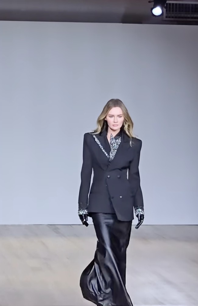 Meski berada dalam status tahanan rumah, Delvey tidak tinggal diam. Dengan gelang monitor elektronik di pergelangan kakinya, Delvey tampil sebagai model dalam pagelaran busana untuk desainer pendatang baru, SHAO di New York Fashion Week. Dalam kesempatan itu, Delvey tidak hanya berjalan di atas panggung, tetapi juga bertindak sebagai produser acara tersebut. Foto: dok. Instagram @theannadelvey