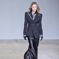 Meski berada dalam status tahanan rumah, Delvey tidak tinggal diam. Dengan gelang monitor elektronik di pergelangan kakinya, Delvey tampil sebagai model dalam pagelaran busana untuk desainer pendatang baru, SHAO di New York Fashion Week. Dalam kesempatan itu, Delvey tidak hanya berjalan di atas panggung, tetapi juga bertindak sebagai produser acara tersebut. Foto: dok. Instagram @theannadelvey