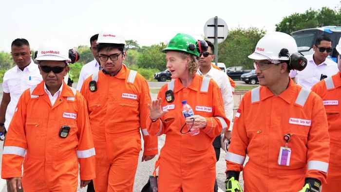 Menteri ESDM Bahlil Lahadalia mengunjungi Blok Cepu di Bojonegoro, Jawa Timur, Senin (30/9). Bahlil minta ExxonMobil Cepu Ltd menggenjot produksi minyak.