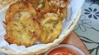 Tawarkan berbagai kudapan goreng-gorengan, Bakwan Kuah Jakarta punya dua varian bakwan khas Pontianak. Ada bakwan udang dan bakwan sayur seharga Rp 3.000an yang dibanderol di Jalan Kebon Kacang 9, No.73, Jakarta Pusat. Foto: Istimewa