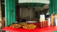 Sempat viral pada masanya, Bakwan Pontianak yang berada di kawasan Kebon Kacang ini punya banyak penggemar. Berlokasi tepat di belakang mall Grand Indonesia, harga per buahnya dipatok hanya Rp 3.000. Foto: Istimewa