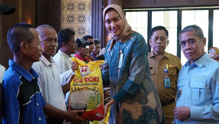 Bank Sumsel Babel bagikan beras untuk turunkan angka kemiskinan ekstrem di Sumsel