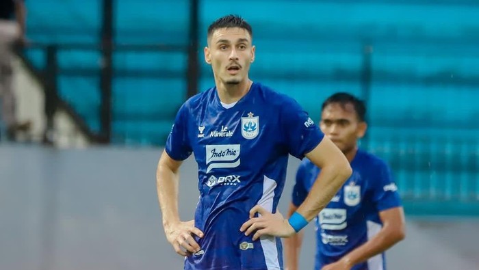 Bek PSIS asal Brazil, Joao Ferrari, dalam laga Liga 1 2024/2025.