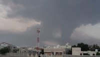 Militer Israel mengatakan pihaknya menyerang beberapa sasaran Houthi di Yaman, termasuk pembangkit listrik dan pelabuhan laut. Serangan itu terjadi sehari setelah Houthi mengatakan mereka menargetkan Bandara Ben Gurion Israel dengan rudal. (REUTERS/Social Media) 