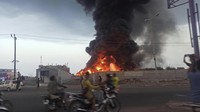 Kebakaran besar dan gumpalan asap terlihat di kota pelabuhan Hodeida, Yaman, setelah serangan Israel terhadap kota yang dikuasai Houthi, Minggu (29/9/2024). (AP Photo) 