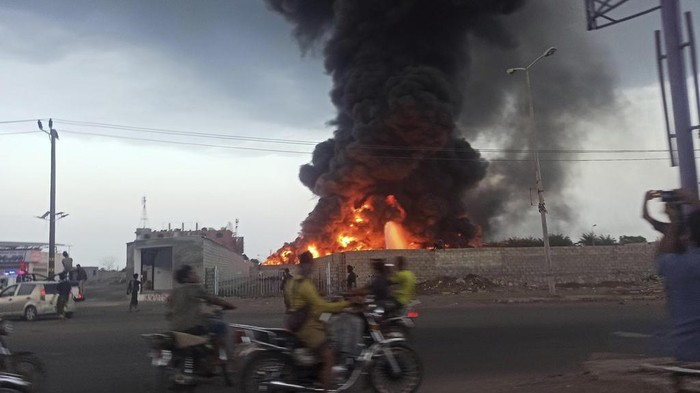 Belum Cukup Gaza dan Lebanon, Israel Kini Gempur Yaman A large fire and plume of smoke is visible in the port city of Hodeida, Yemen, on Sunday, Sept. 29, 2024, after Israeli strikes on the Houthi-controlled city. (AP Photo)