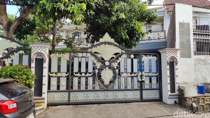 BNN RI menggerebek rumah mewah di Kota Serang, Banten, yang diduga jadi tempat produksi narkotika. Penyidik masih mengembangkan kasus setelah penggerebekan. (Bahtiaar R/detikcom)