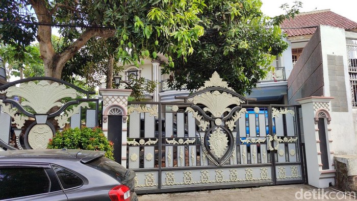 BNN RI menggerebek rumah mewah di Kota Serang, Banten, yang diduga jadi tempat produksi narkotika. Penyidik masih mengembangkan kasus setelah penggerebekan. (Bahtiaar R/detikcom)