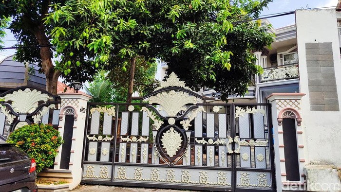 BNN RI menggerebek rumah mewah di Kota Serang, Banten, yang diduga jadi tempat produksi narkotika. Penyidik masih mengembangkan kasus setelah penggerebekan. (Bahtiaar R/detikcom)