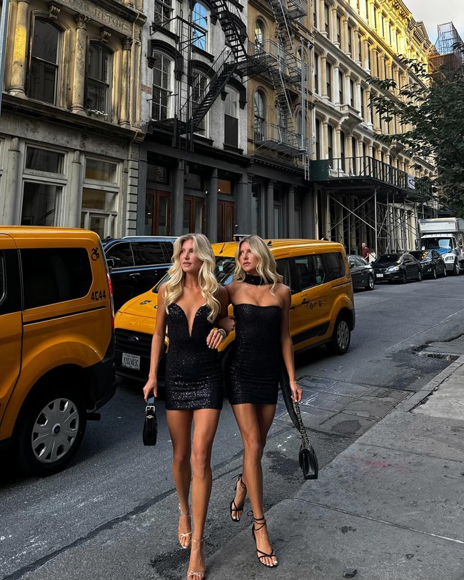 Brigette dan Danielle Pheloung dikenal sebagai selebgram yang sering mengunggah gaya cantik mereka yang kompak di media sosial. Baru-baru ini mereka jadi kontroversi ketika mengaku hanya punya satu bra yang dipakai bergantian.Foto: Dok. Instagram @daniellepheloung/ @acquired.style