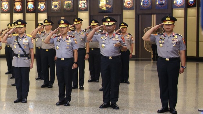 Brigjen Dedy Murti (paling kanan) saat dilantik dalam Upacara Korps Raport Polri di Mabes Polri, Sabtu, 28 September 2024.