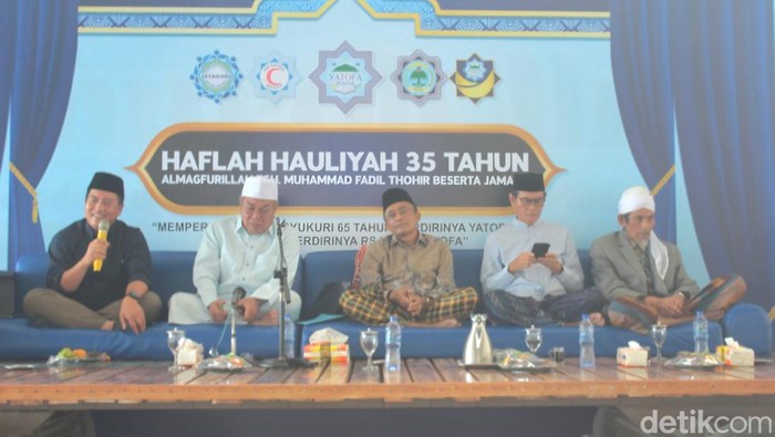 Cagub Lalu Iqbal (kiri), Tuan Guru Bodak (kiri tengah), Pathul-Nursiah (kanan tengah) saat acara di Bodak, Senin (30/9/2024).