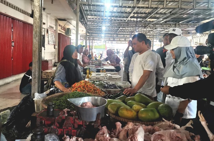 Calon Gubernur Jawa Tengah Ahmad Luthfi melakukan blusukan di puluhan pasar tradisional di Jateng.