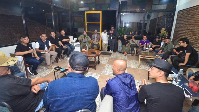 Calon wali kota Bandung Arfi Rafnialdi saat berdiskusi dengan penggiat event di Kota Bandung