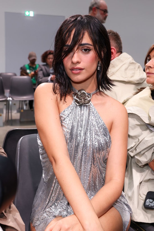 Camila Cabello tampil glamor sekaligus seksi mengenakan gaun halter warna silver berkilauan. Rambutnya ditata acak dengan efek basah, sementara wajahnya dipulas makeup bernuansa nude rose. Foto: Getty Images/Peter White