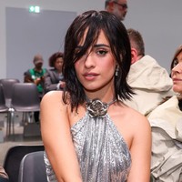 Camila Cabello tampil glamor sekaligus seksi mengenakan gaun halter warna silver berkilauan. Rambutnya ditata acak dengan efek basah, sementara wajahnya dipulas makeup bernuansa nude rose. Foto: Getty Images/Peter White