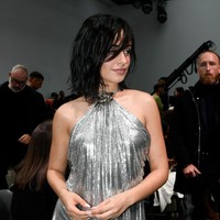 Penampilannya di fashion show Vetements kontras dengan busana yang dia kenakan saat menyaksikan fashion show Rabanne, juga di Paris Fashion Week, pada Rabu (25/9/2024). Foto: Getty Images/Peter White