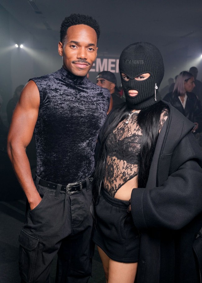 Berpose di depan kamera, Camila Cabello memasang wajah fierce dengan tatapan mata tajam. Foto: Swan Gallet/WWD via Getty Images