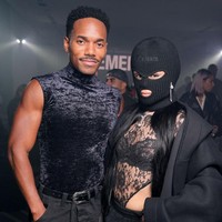 Berpose di depan kamera, Camila Cabello memasang wajah fierce dengan tatapan mata tajam. Foto: Swan Gallet/WWD via Getty Images