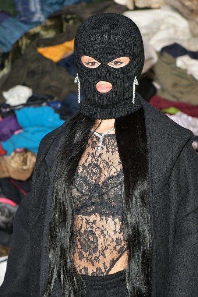 Hanya mata dan mulut yang terlihat di balik masker berwarna hitam tersebut. Namun dia tetap menunjukkan sisi glamor dengan sepasang anting berlian panjang. Foto: Dominique Charriau/WireImage